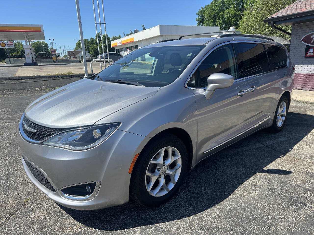 Used 2017 Chrysler Pacifica Touring-L w/ Tire & Wheel Group FWD image 8