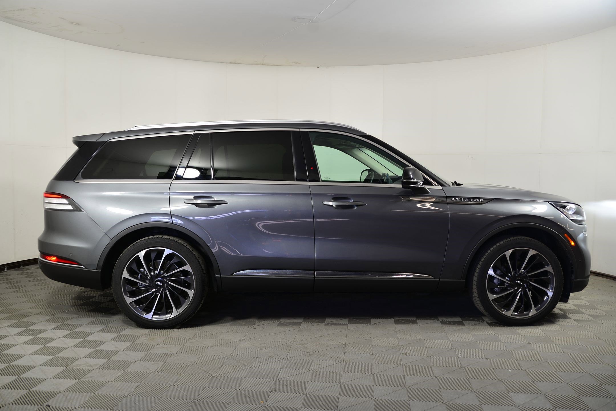 Used 2023 Lincoln Aviator Reserve w/ Equipment Group 201A image 8