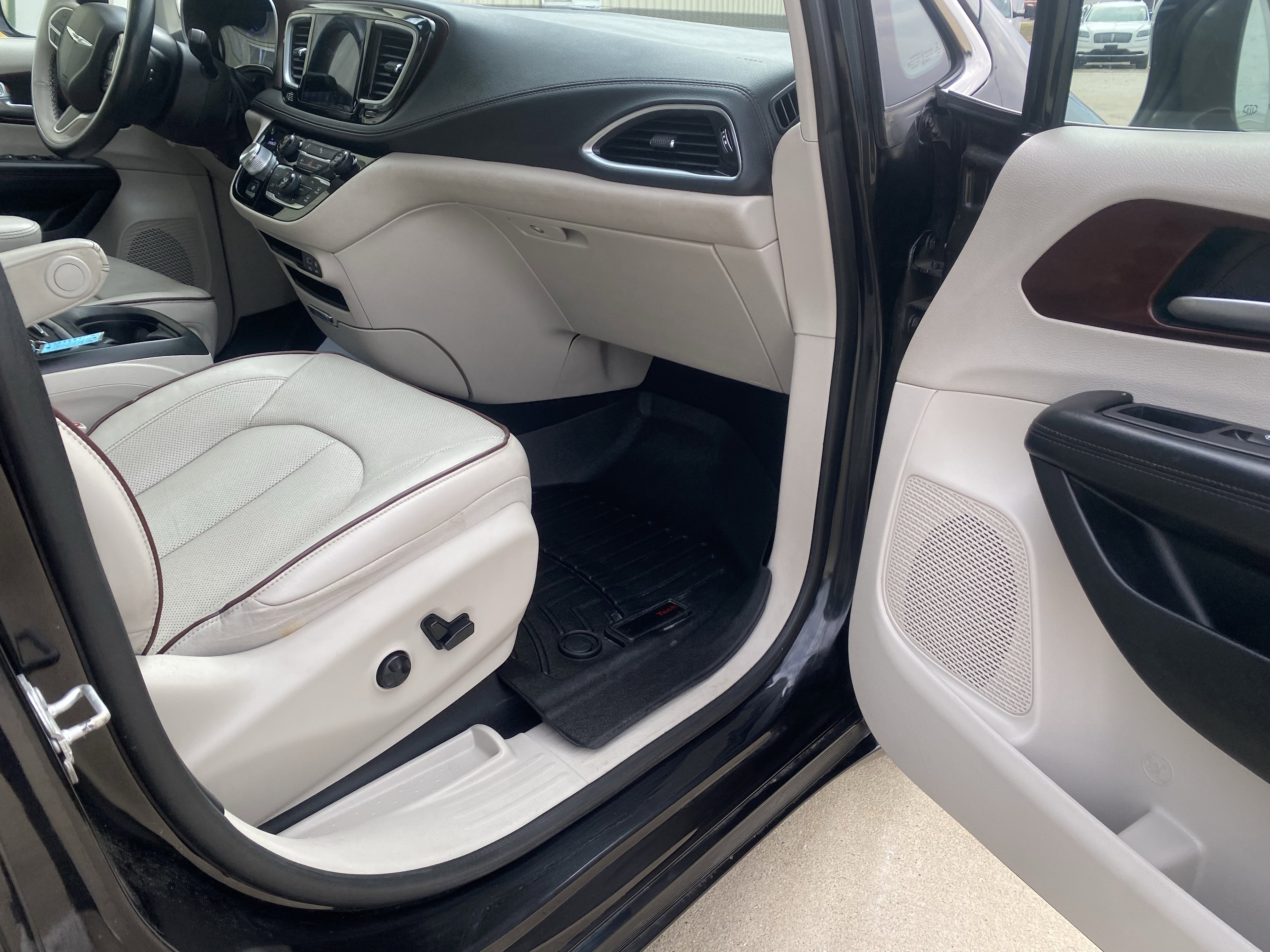 Used 2020 Chrysler Pacifica Limited image 3