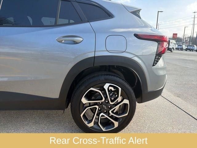 Used 2025 Chevrolet Trax RS w/ Driver Confidence Package image 11