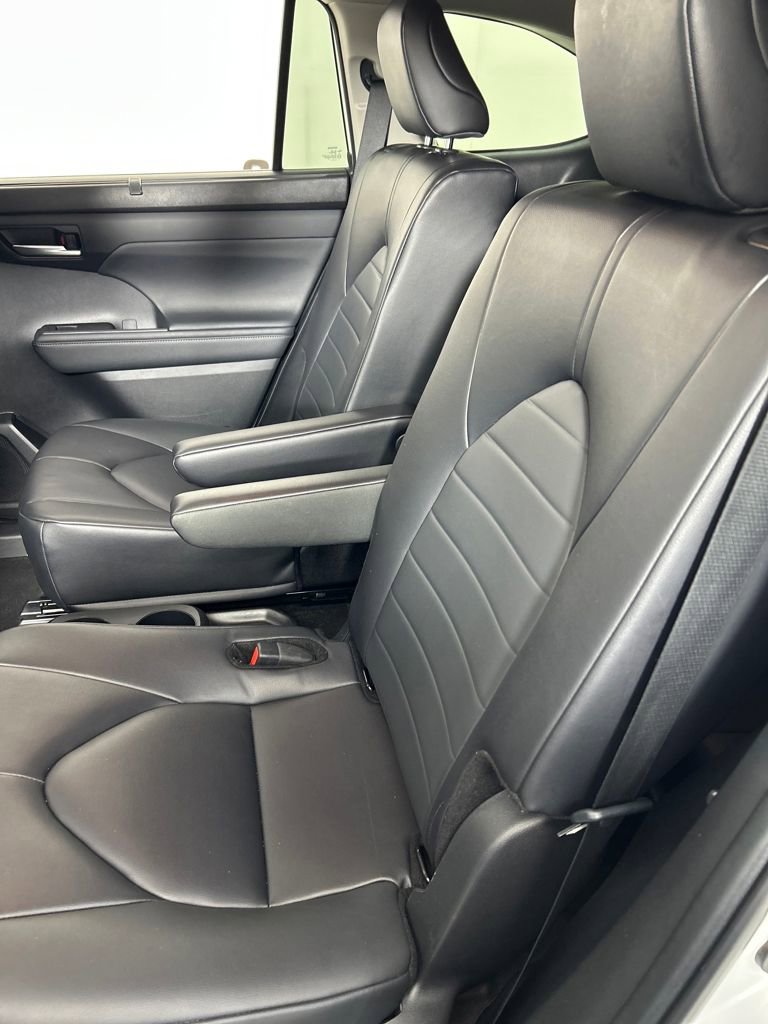 Used 2024 Toyota Highlander XLE image 16