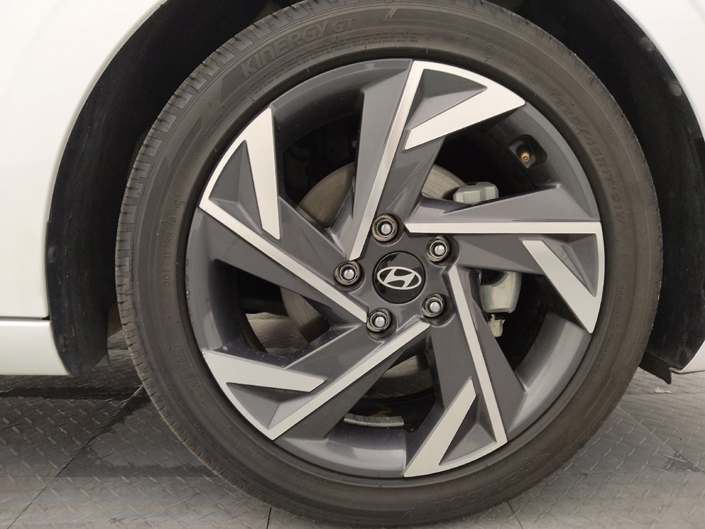 Used 2025 Hyundai Elantra SEL image 31