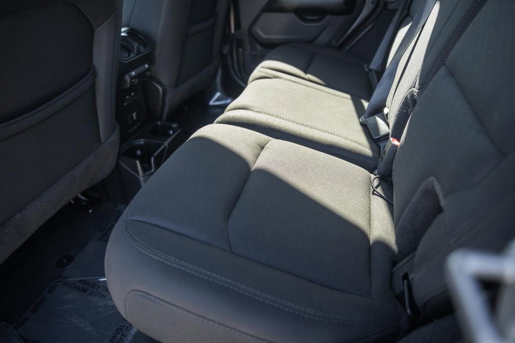 Used 2020 Jeep Wrangler Unlimited Sahara image 34