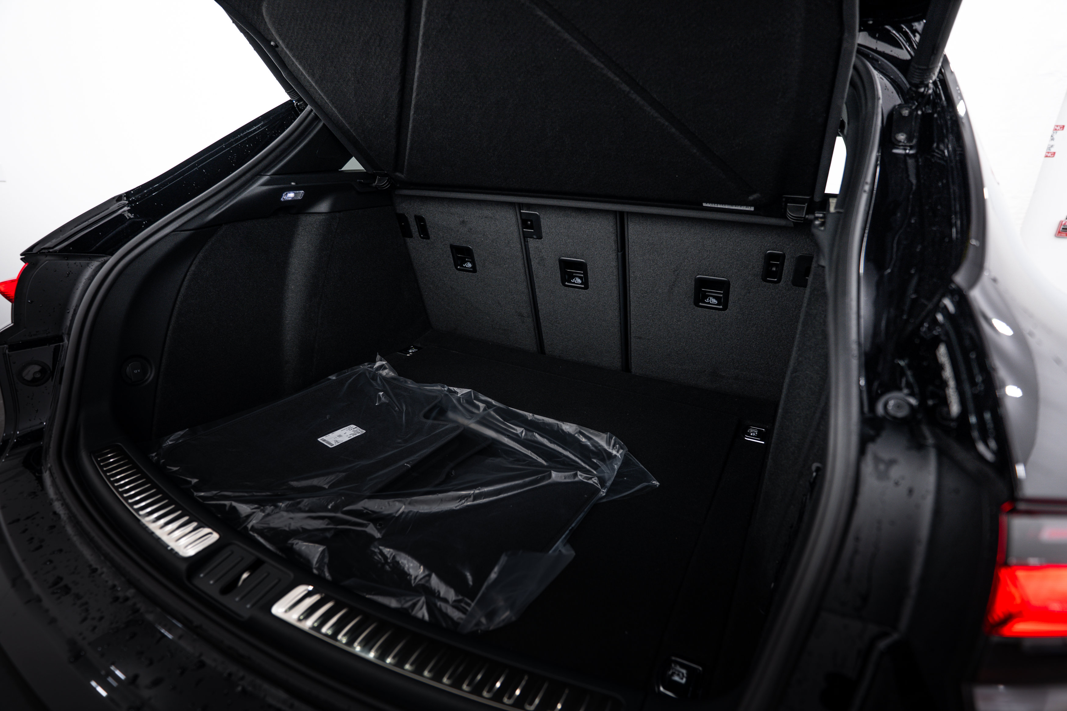 Certified 2026 Porsche Macan AWD/4WD image 26