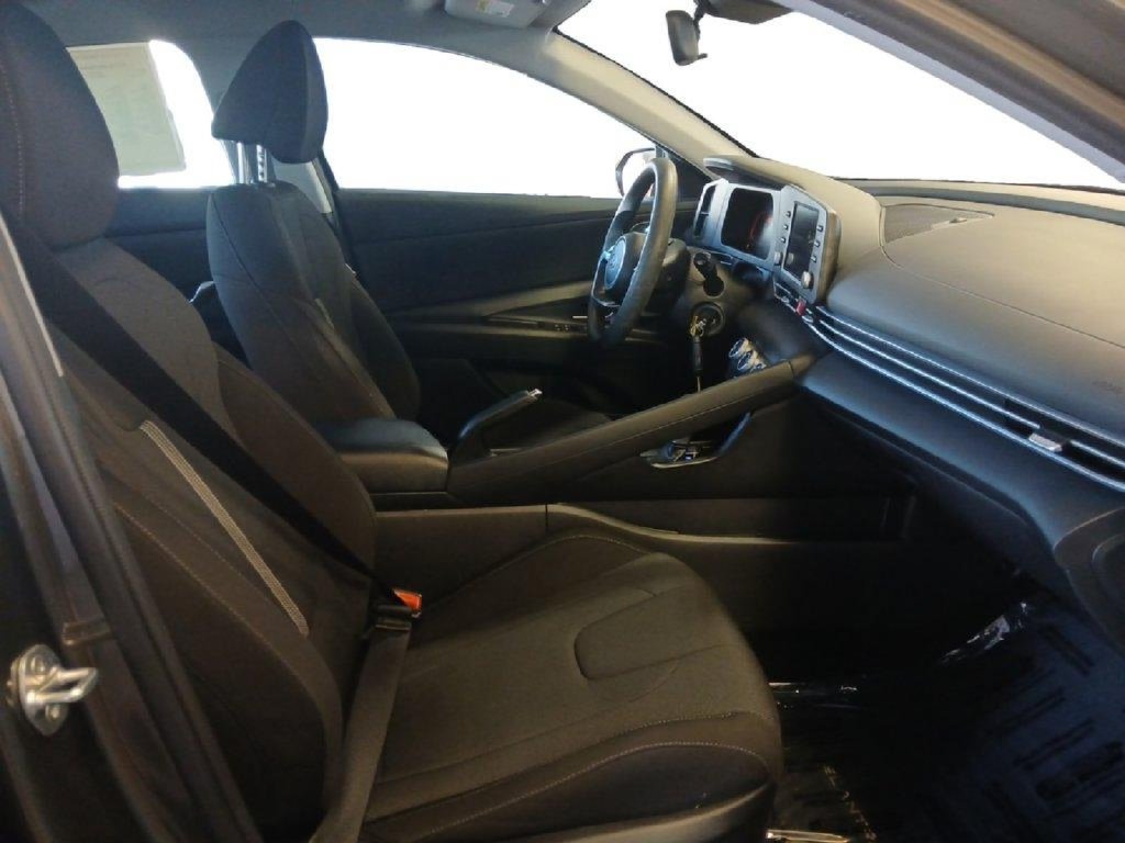 Used 2024 Hyundai Elantra SE FWD image 17