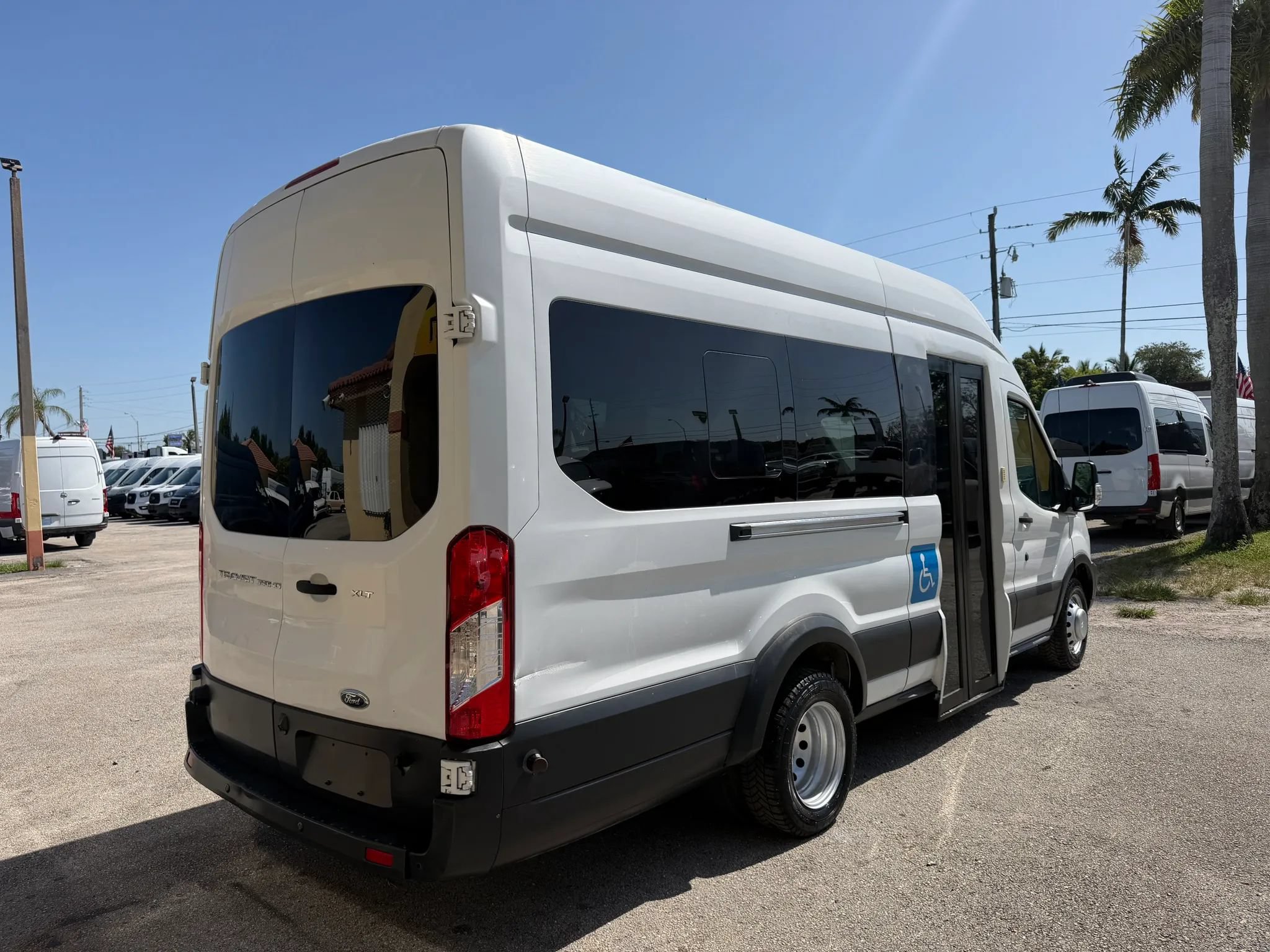 Used 2017 Ford Transit 350 XLT RWD image 8