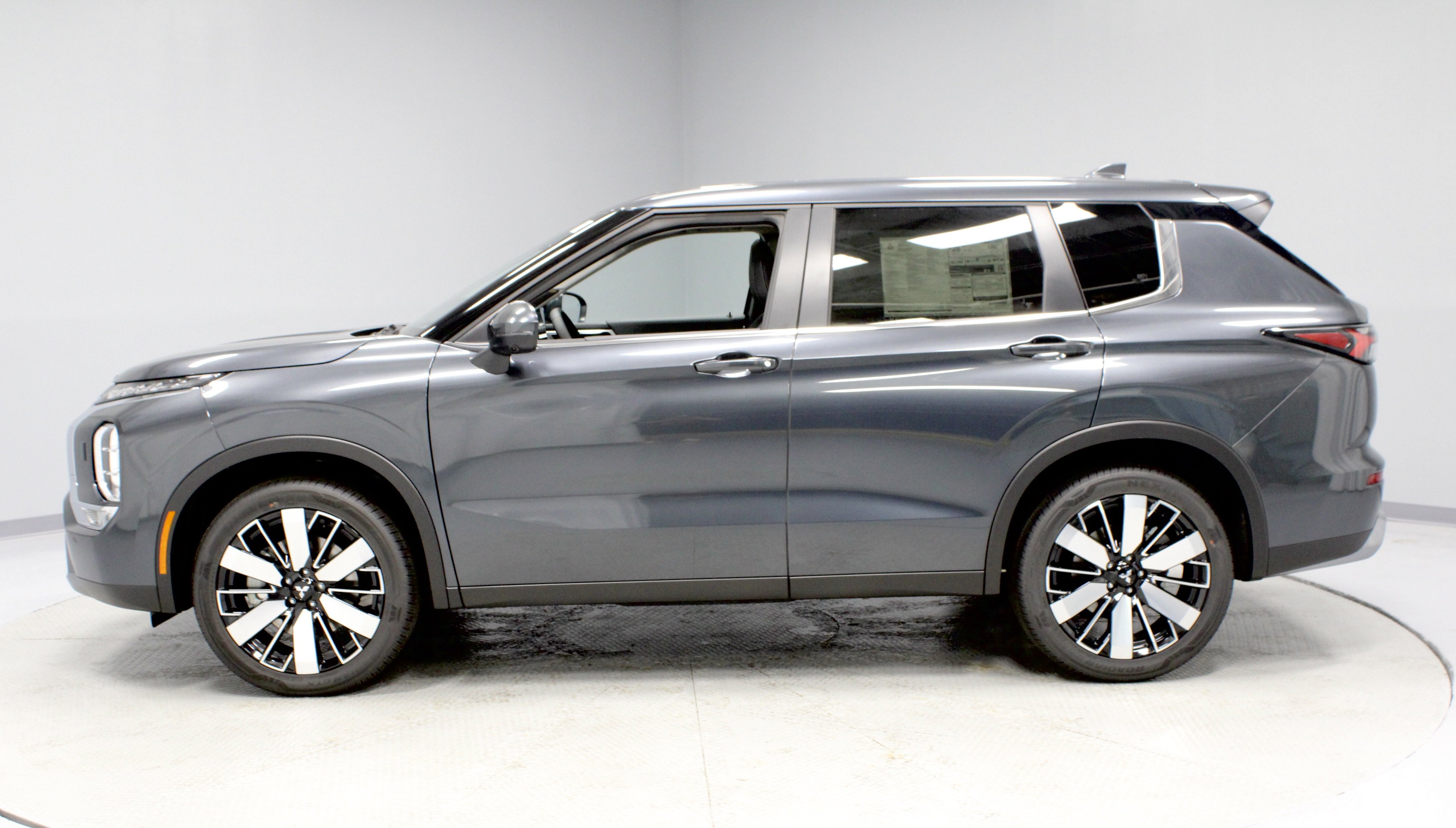 New 2025 Mitsubishi Outlander SE image 6