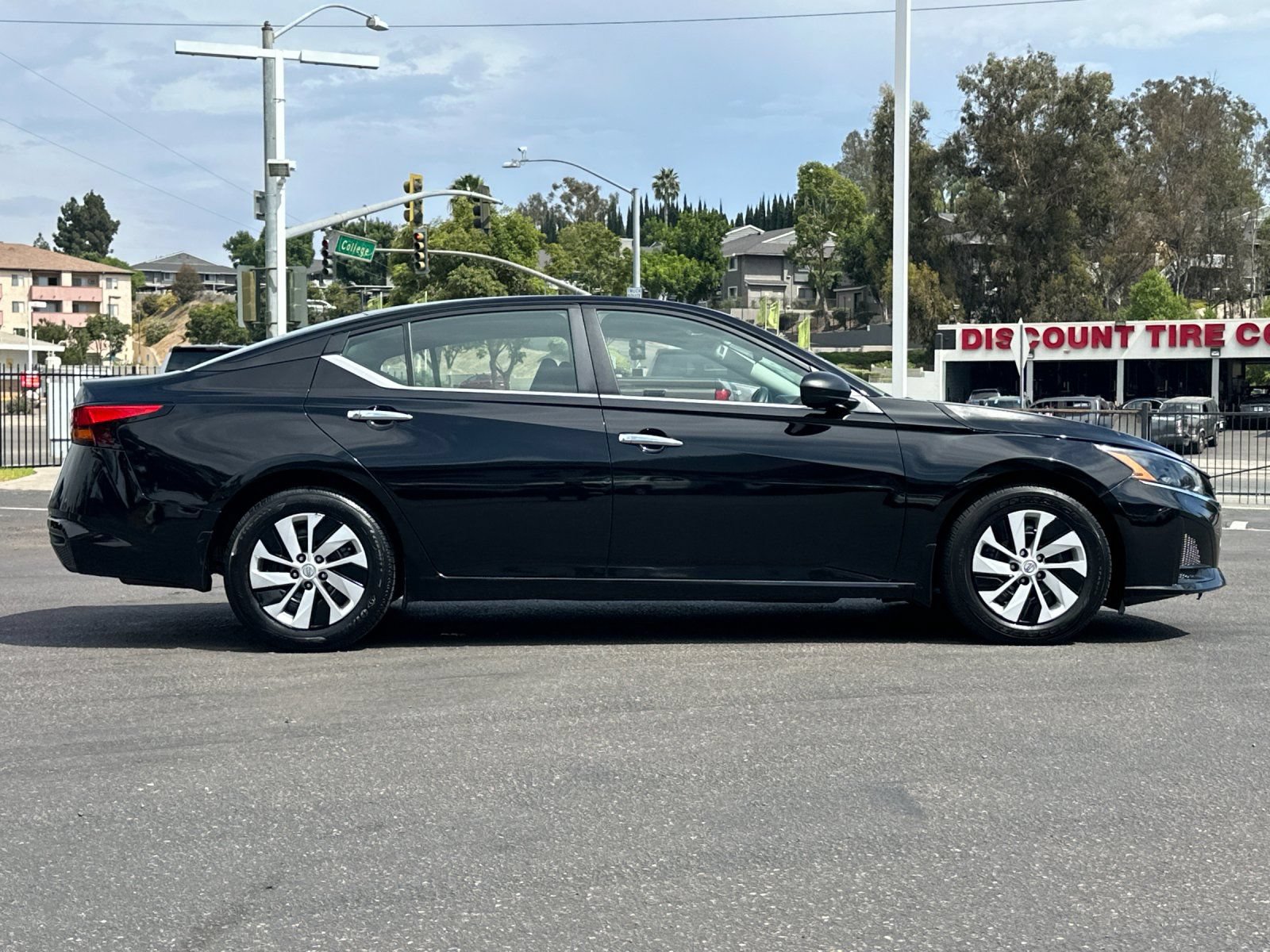 Used 2024 Nissan Altima 2.5 S FWD image 6