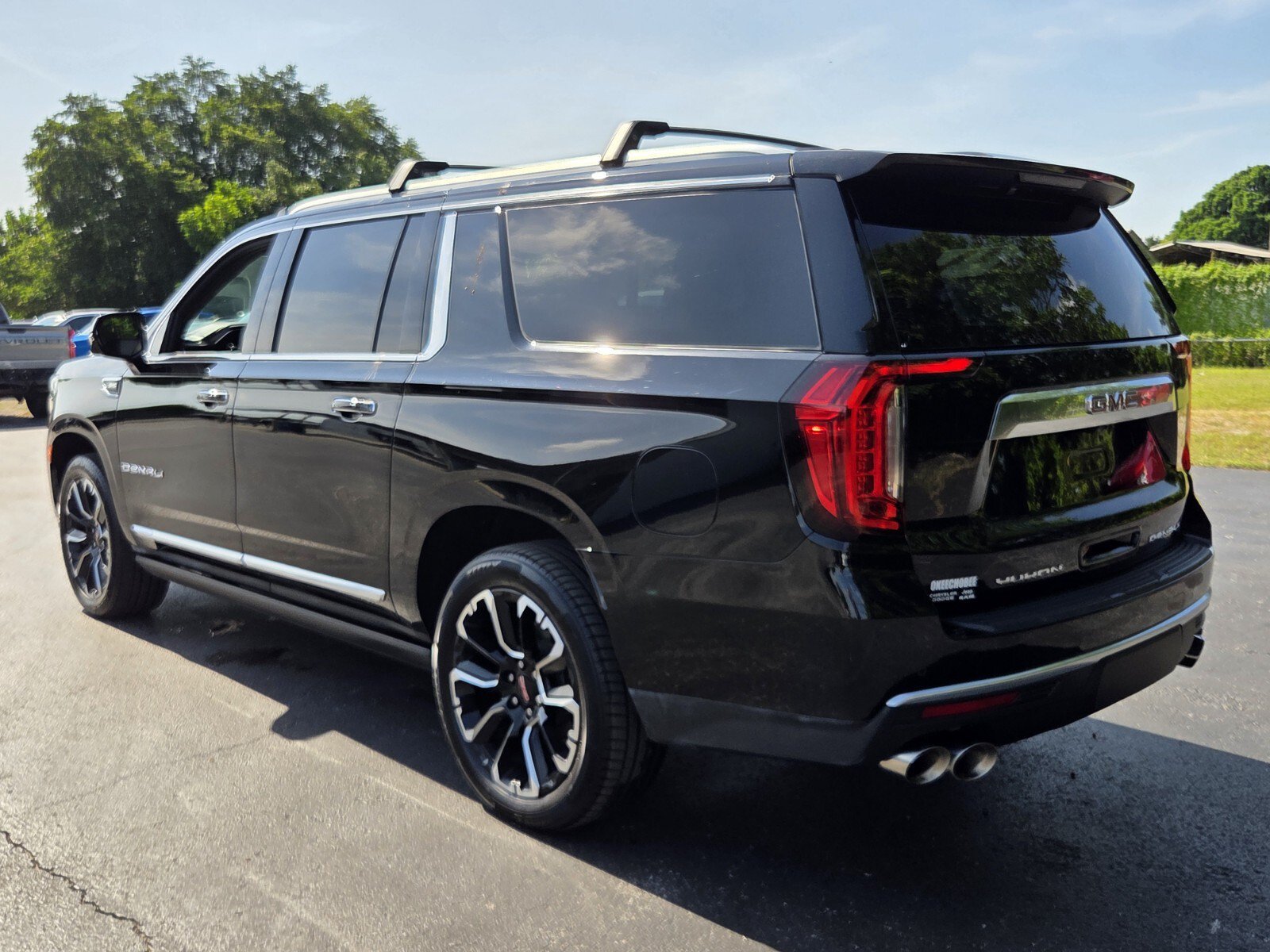 Certified 2023 GMC Yukon XL Denali w/ Denali Reserve Package AWD/4WD image 3