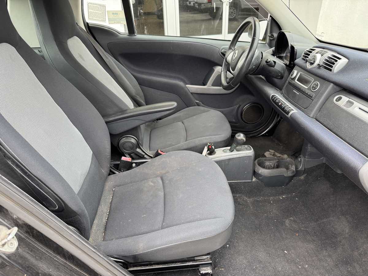Used 2013 smart fortwo pure RWD image 16