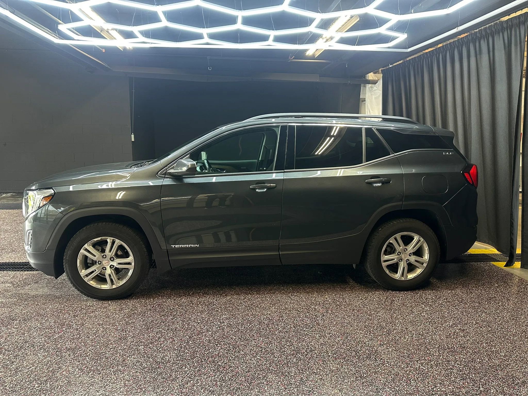 Used 2019 GMC Terrain SLE w/ Driver Convenience Package AWD/4WD image 4