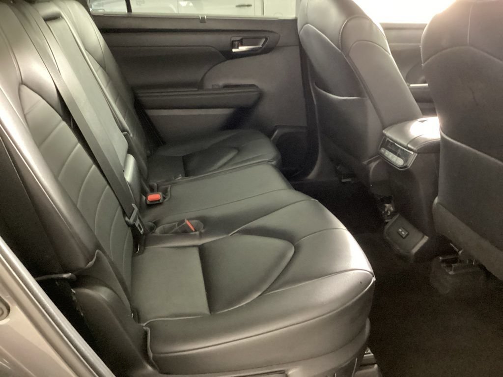 Used 2023 Toyota Highlander XLE AWD/4WD image 27