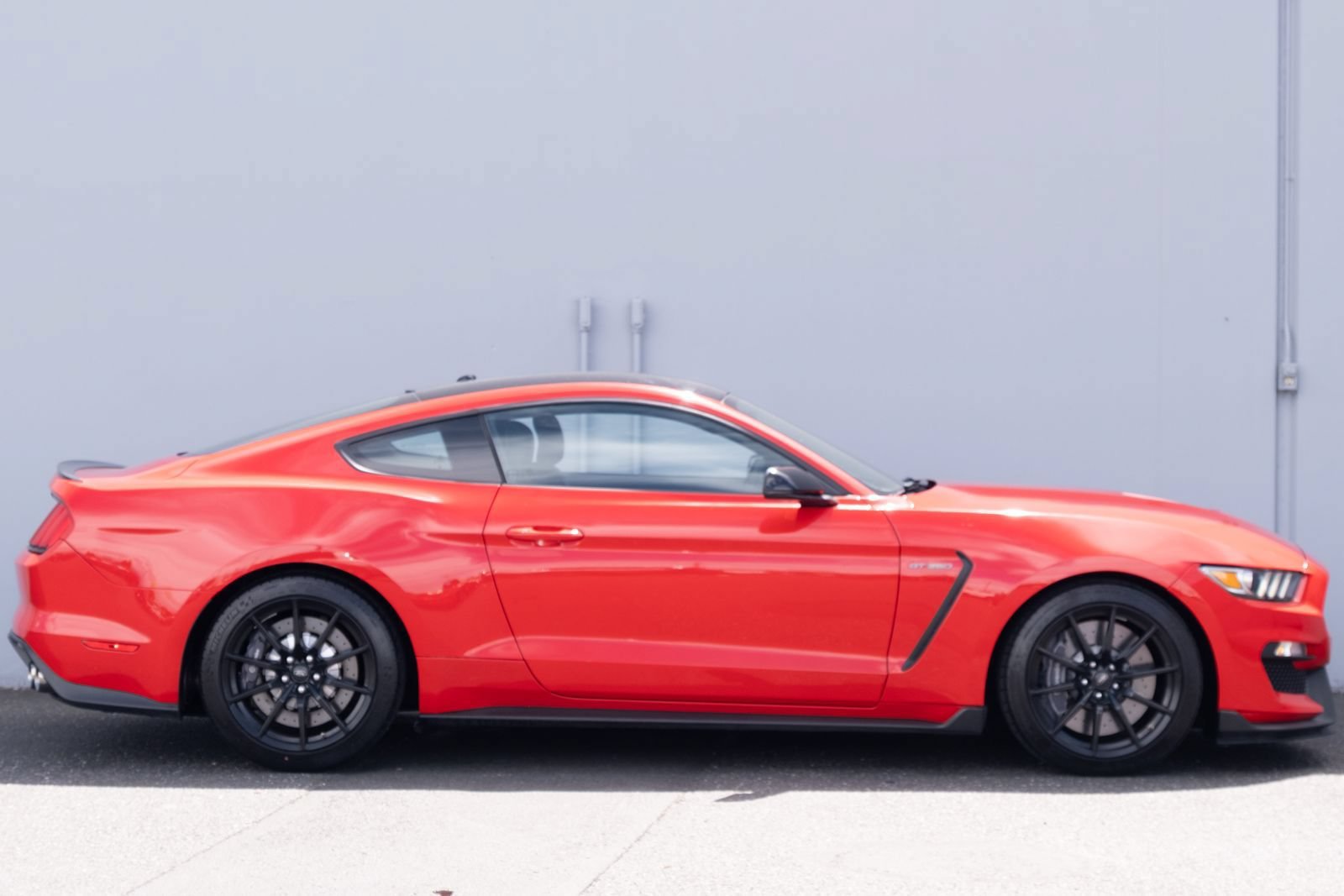 Used 2016 Ford Mustang Shelby GT350 w/ Technology Package RWD image 20