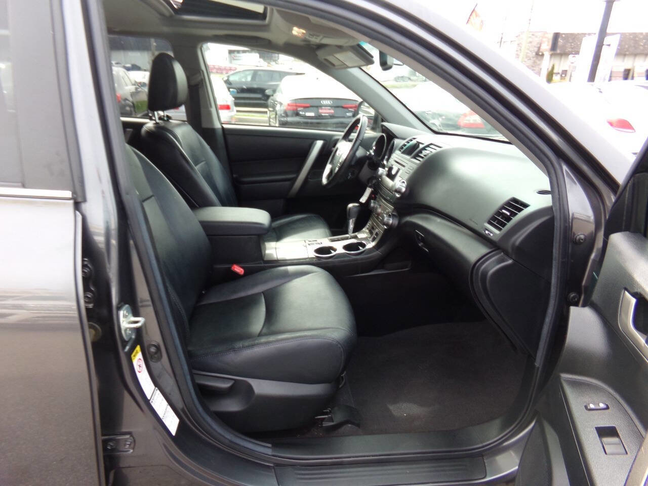 Used 2012 Toyota Highlander SE w/ Tow Pkg image 21