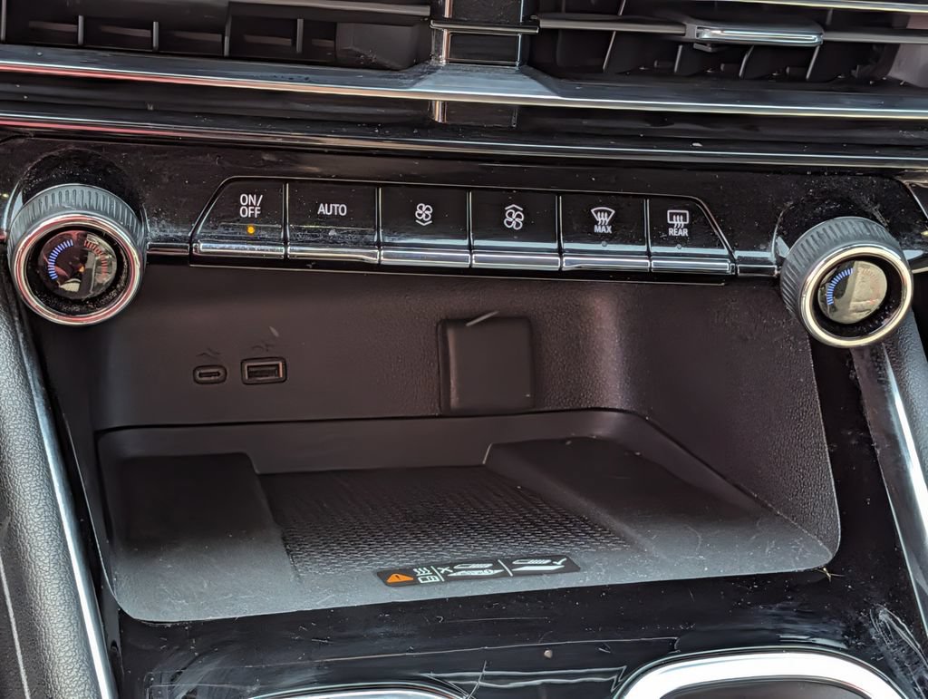 Used 2025 Chevrolet Traverse LT FWD image 16