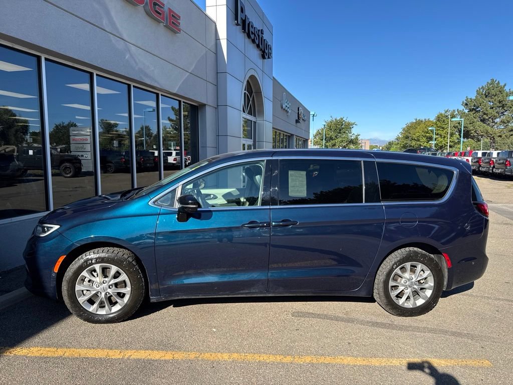 Used 2024 Chrysler Pacifica Touring-L AWD/4WD image 2