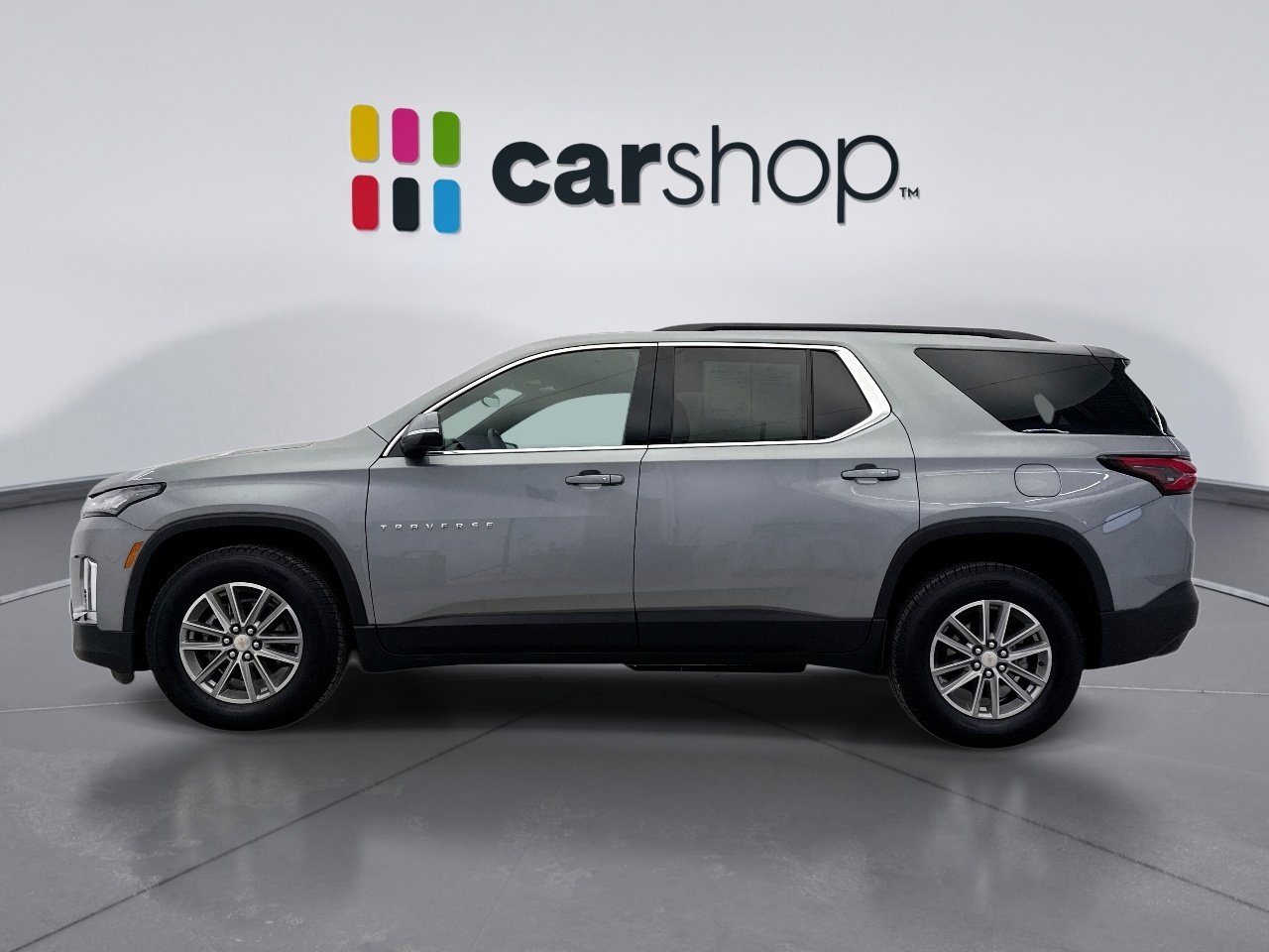 Used 2023 Chevrolet Traverse LT image 2