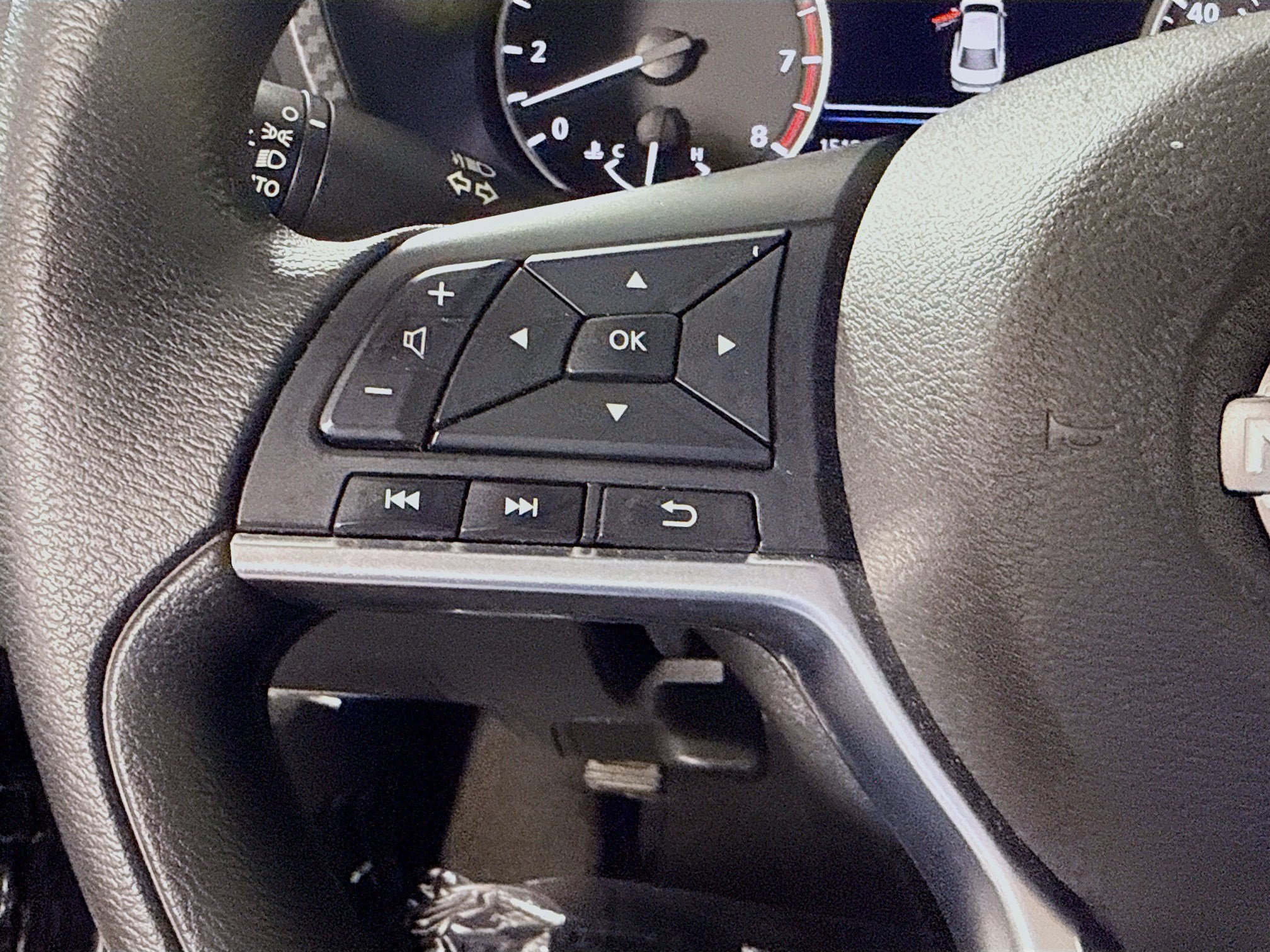 Used 2025 Nissan Sentra SV FWD image 14