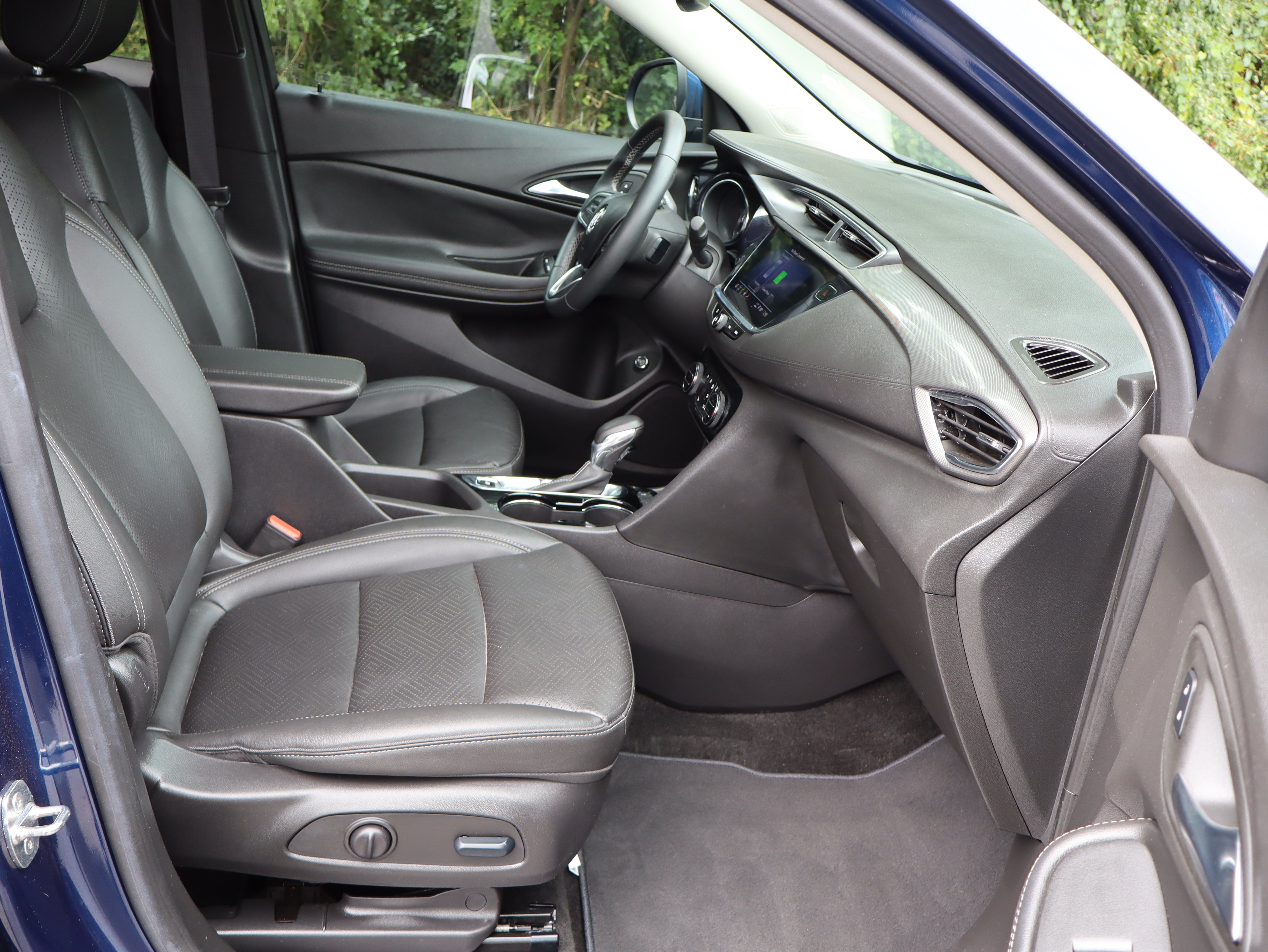 Used 2023 Buick Encore GX Essence w/ Experience Buick Package FWD image 27