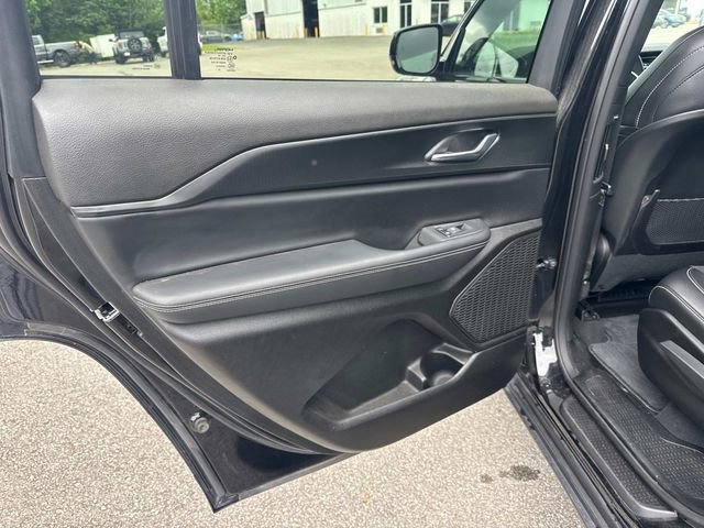 Used 2025 Jeep Grand Cherokee L Altitude AWD/4WD image 15