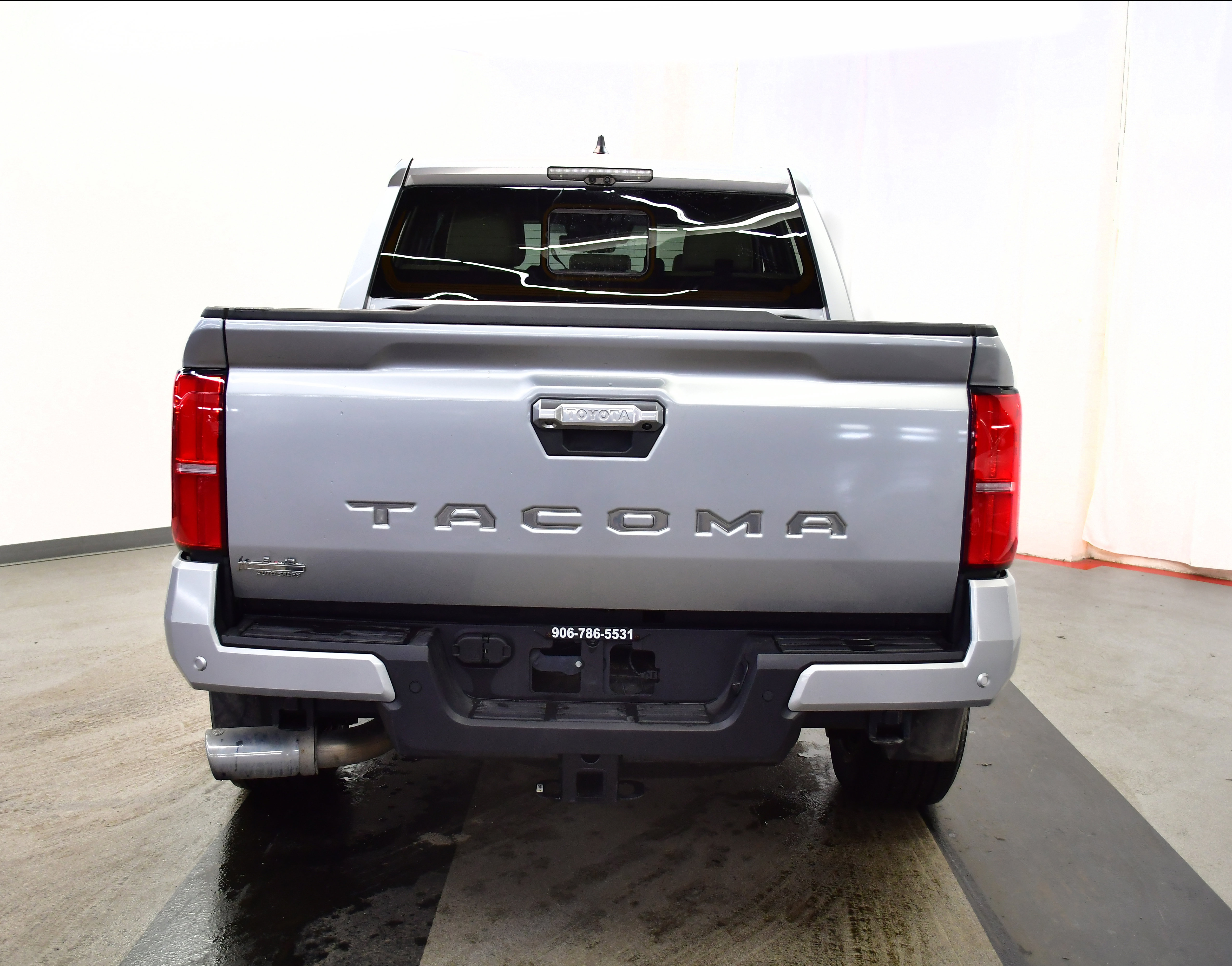 Used 2024 Toyota Tacoma Limited w/ Limited Package (LT) image 10