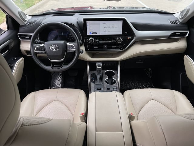Used 2024 Toyota Highlander Platinum FWD image 9