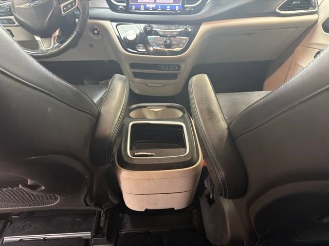 Used 2021 Chrysler Pacifica Touring-L FWD image 18