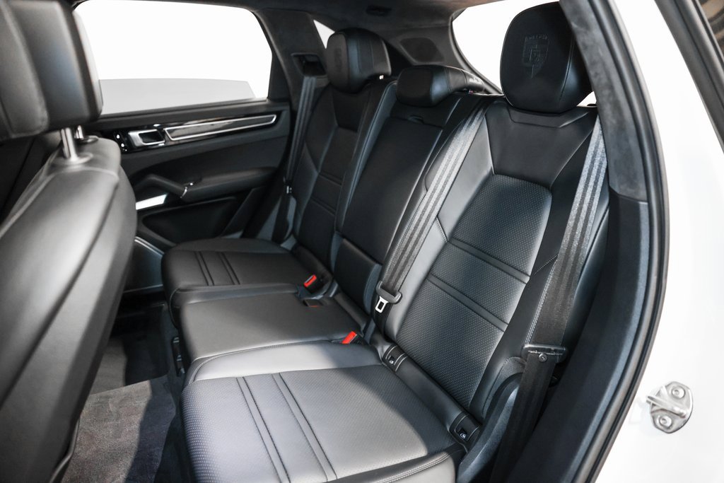 Used 2019 Porsche Cayenne Turbo w/ Sportdesign Package image 33