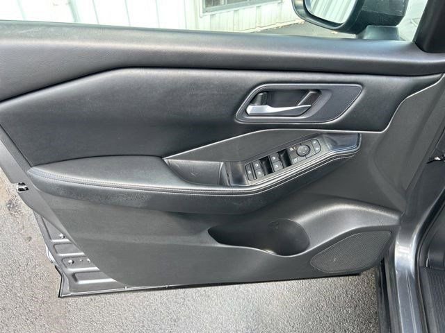 Used 2024 Nissan Rogue SV image 11
