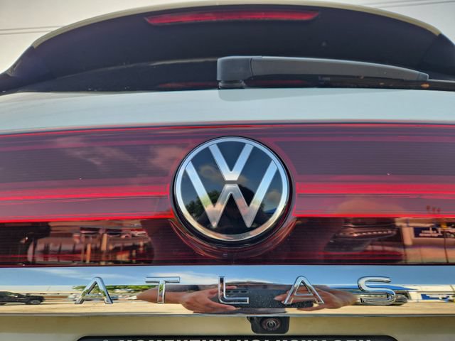 Used 2024 Volkswagen Atlas SE w/ Panoramic Sunroof Package FWD image 8