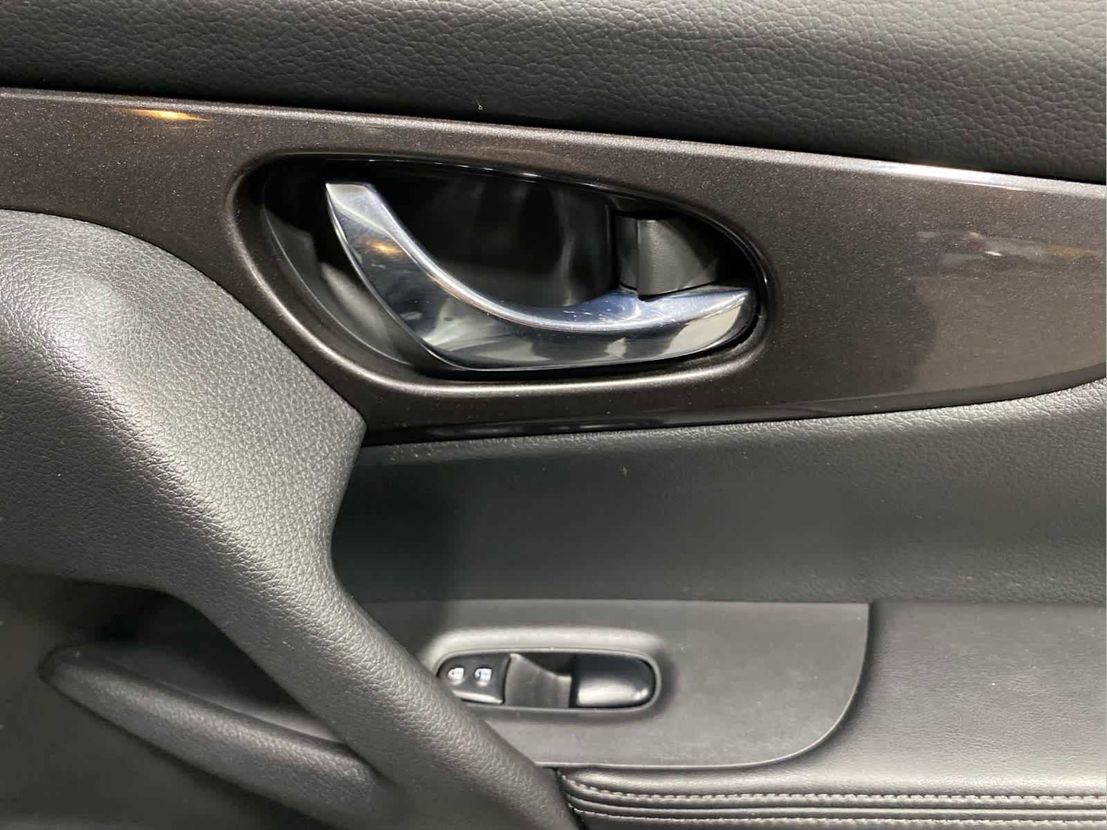 Used 2019 Nissan Rogue SV image 29