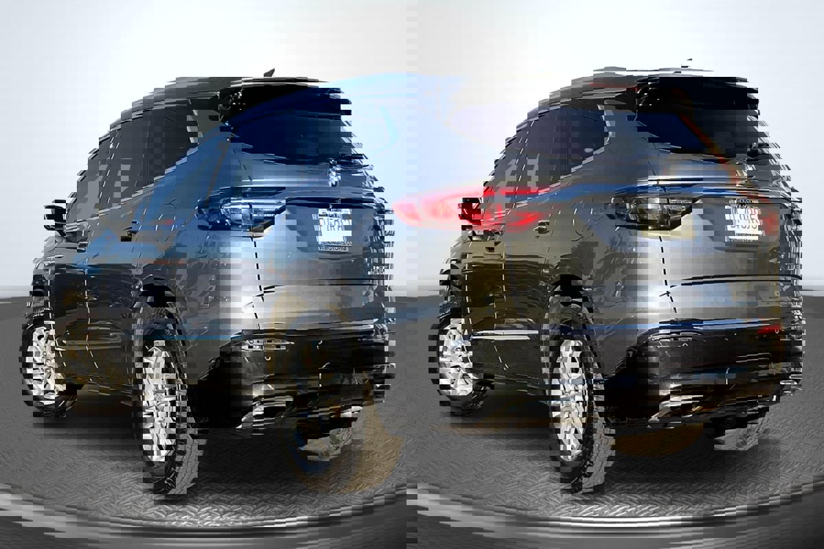 Used 2019 Buick Enclave Essence image 2