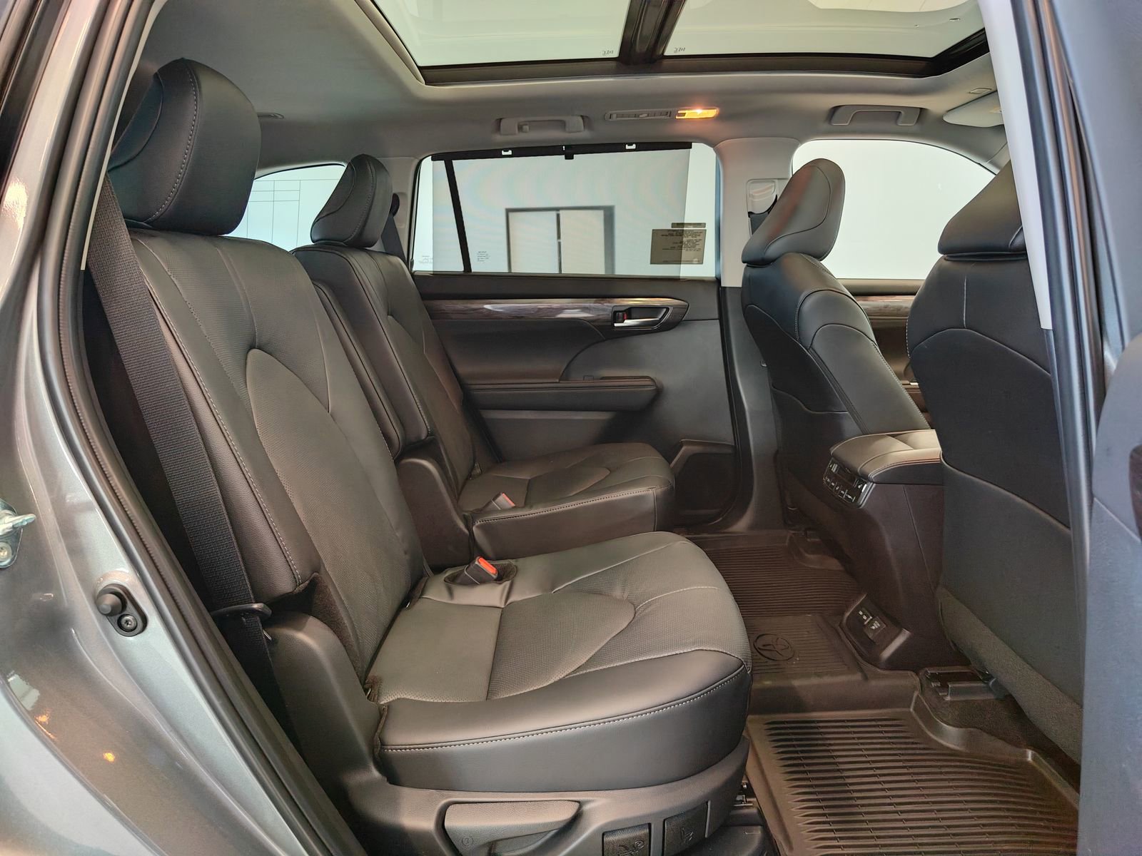 New 2026 Toyota Highlander Platinum image 20