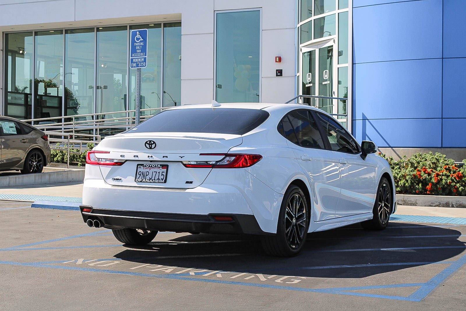 Used 2025 Toyota Camry SE w/ Convenience Package FWD image 7