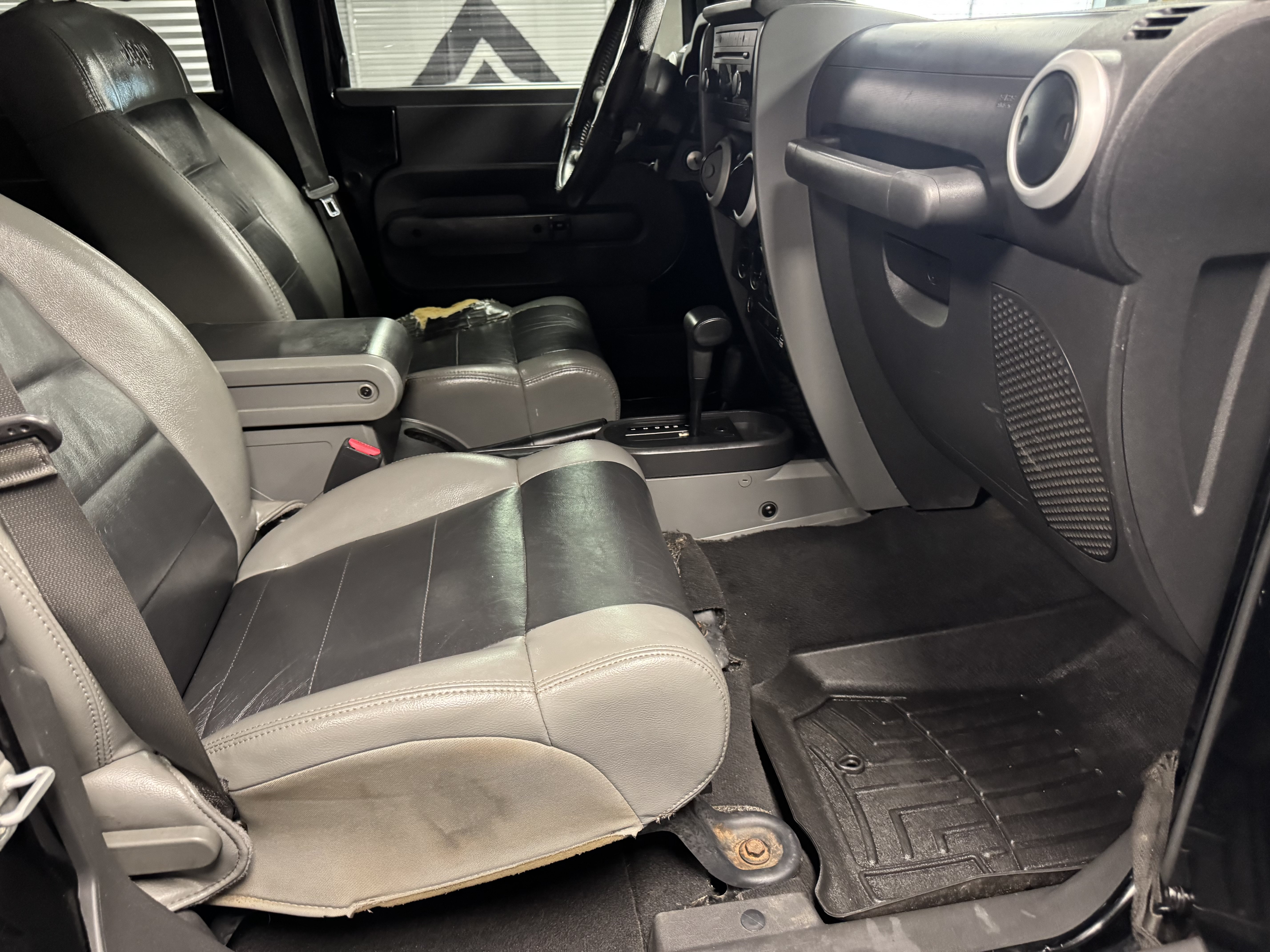 Used 2010 Jeep Wrangler Unlimited Sahara AWD/4WD image 9
