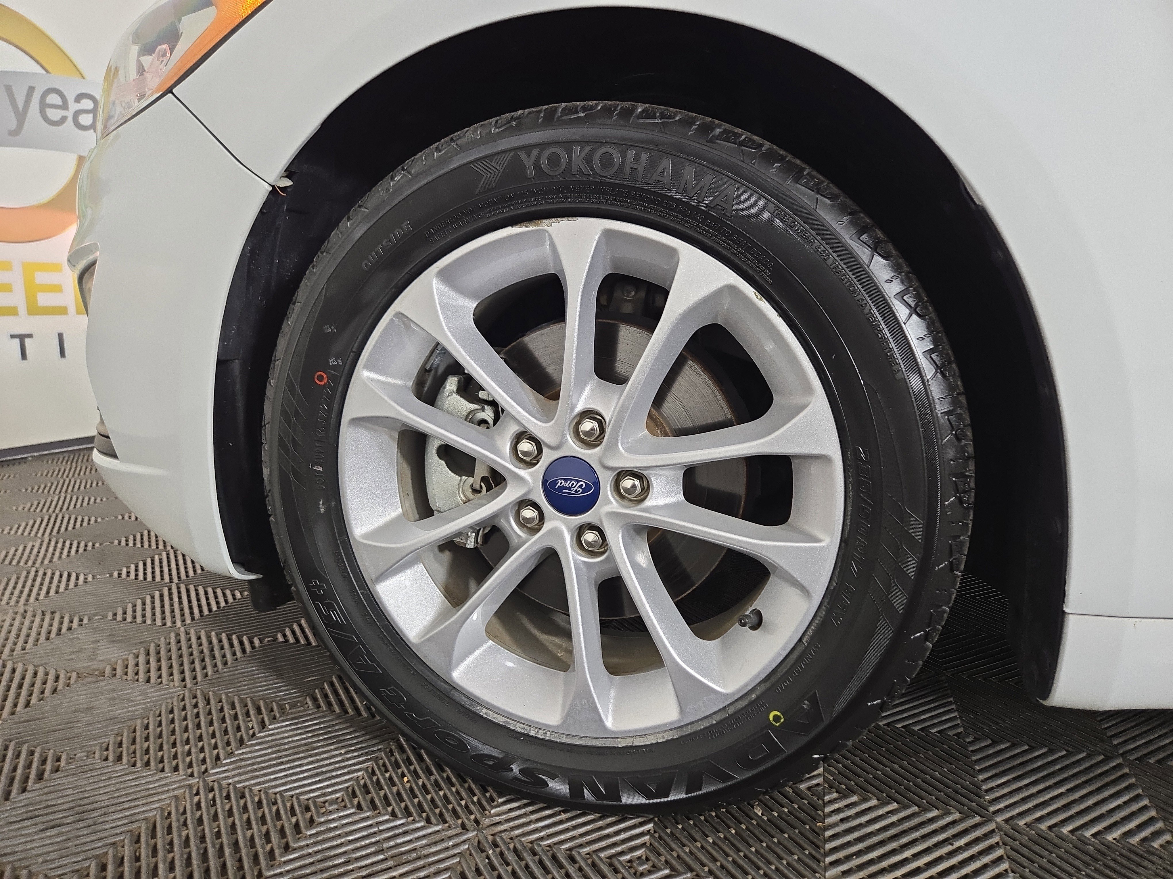 Used 2020 Ford Fusion SE image 32