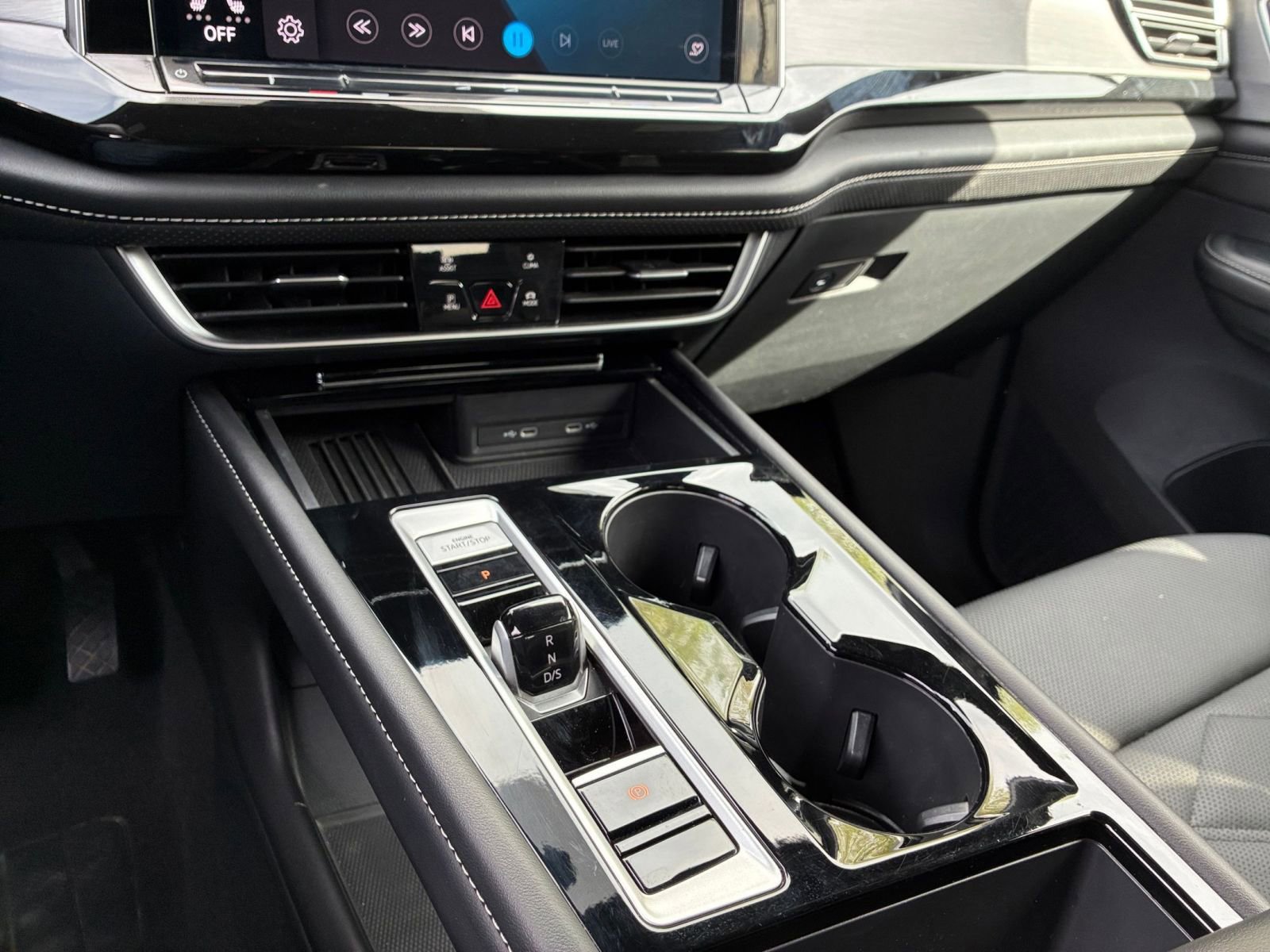 Used 2025 Volkswagen Atlas Cross Sport SE image 43