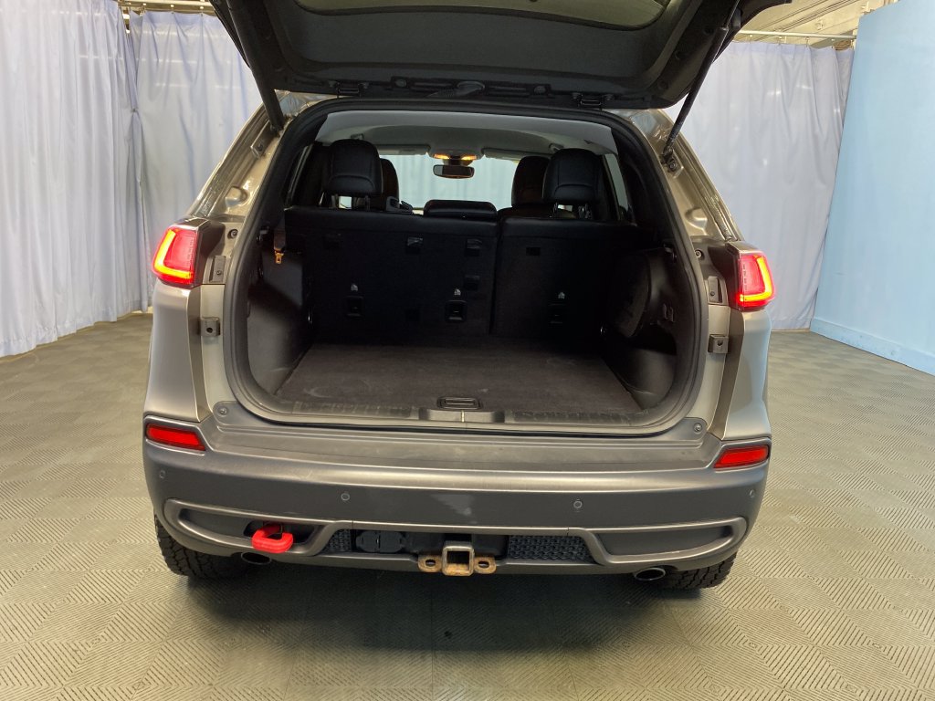 Used 2020 Jeep Cherokee Trailhawk AWD/4WD image 32