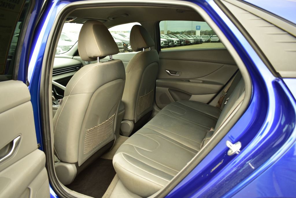 Used 2022 Hyundai Elantra SEL FWD image 15