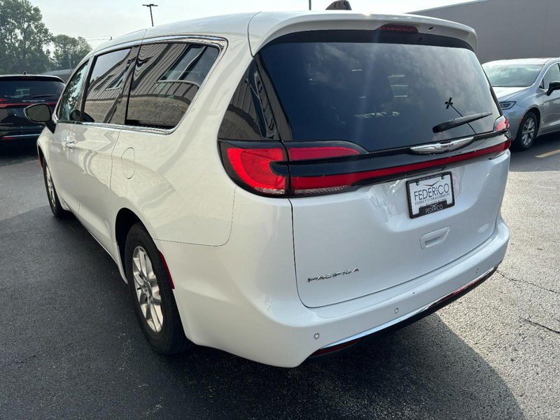 Used 2024 Chrysler Pacifica Touring-L FWD image 6