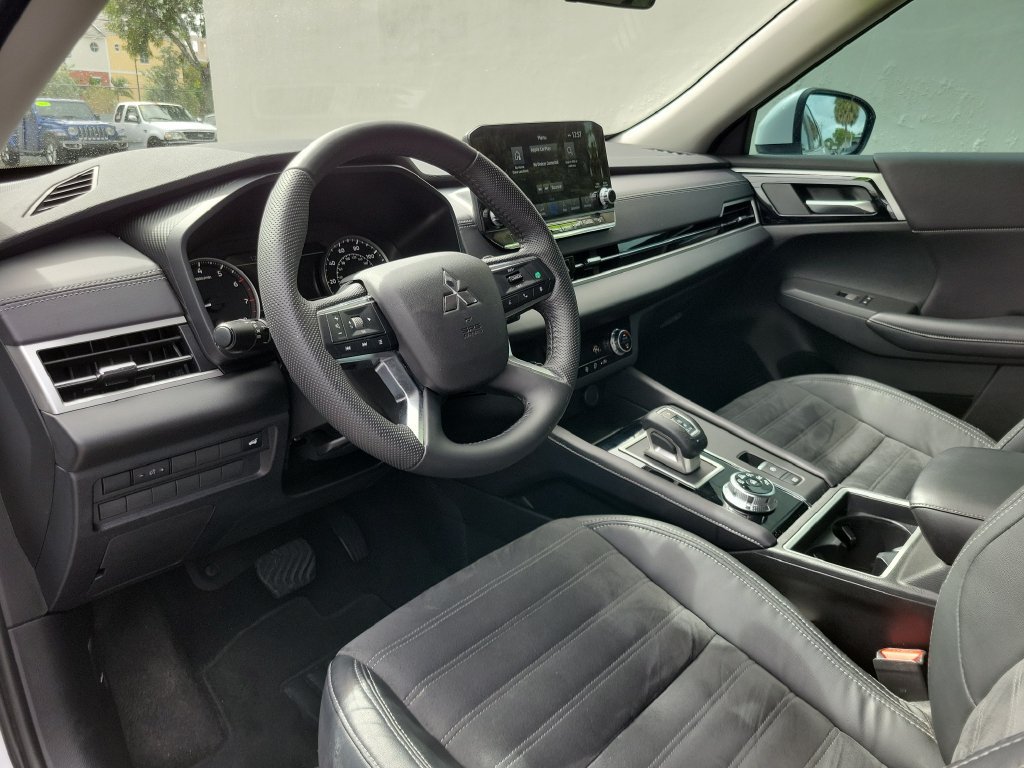 Used 2023 Mitsubishi Outlander SE FWD image 17