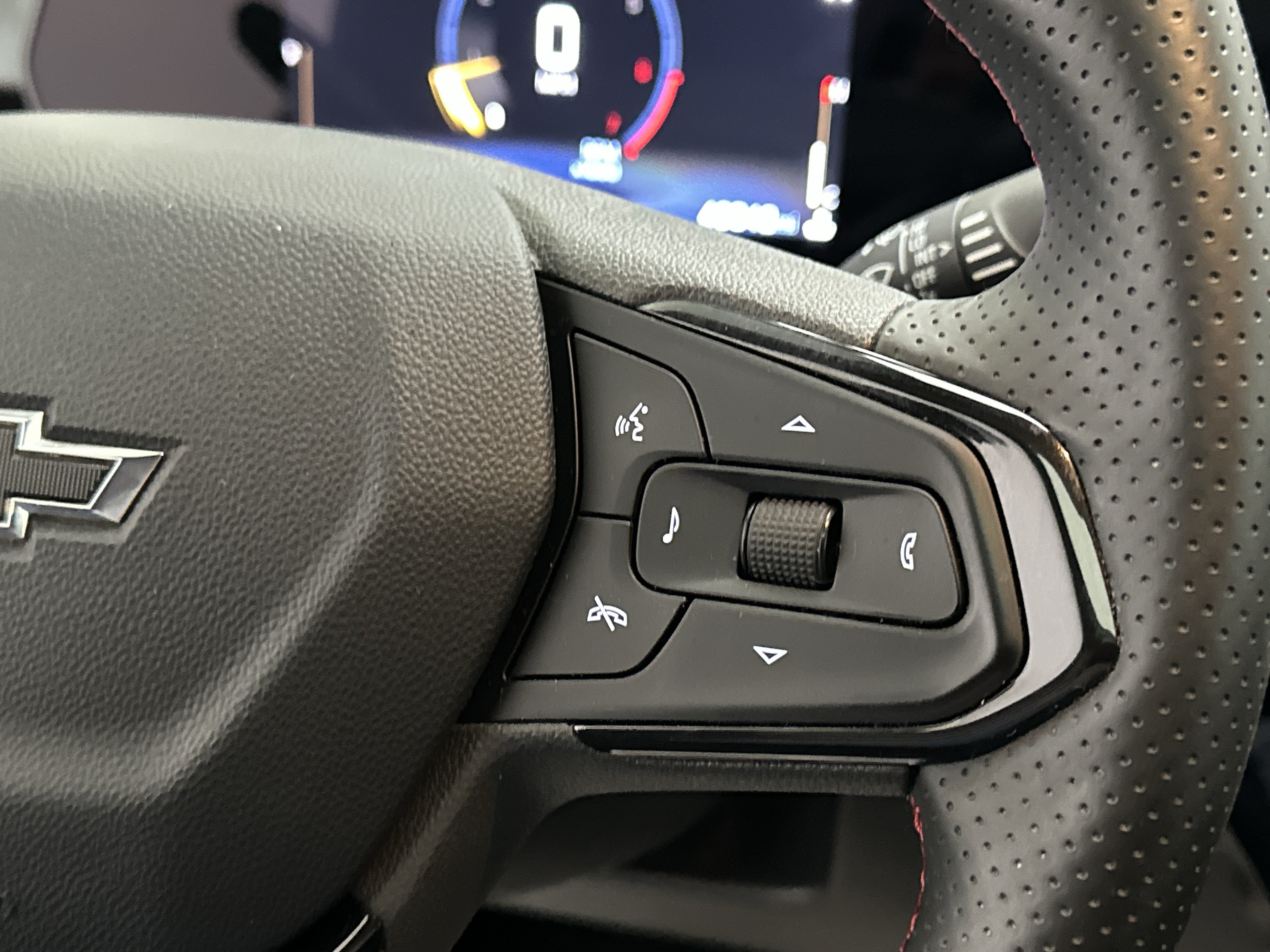 Used 2025 Chevrolet Trax RS w/ Sunroof Package FWD image 28