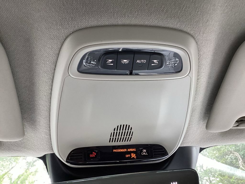 Used 2020 Volvo XC40 T5 Momentum image 24