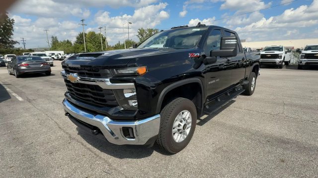 Used 2025 Chevrolet Silverado 2500 LT w/ Convenience Package AWD/4WD image 4