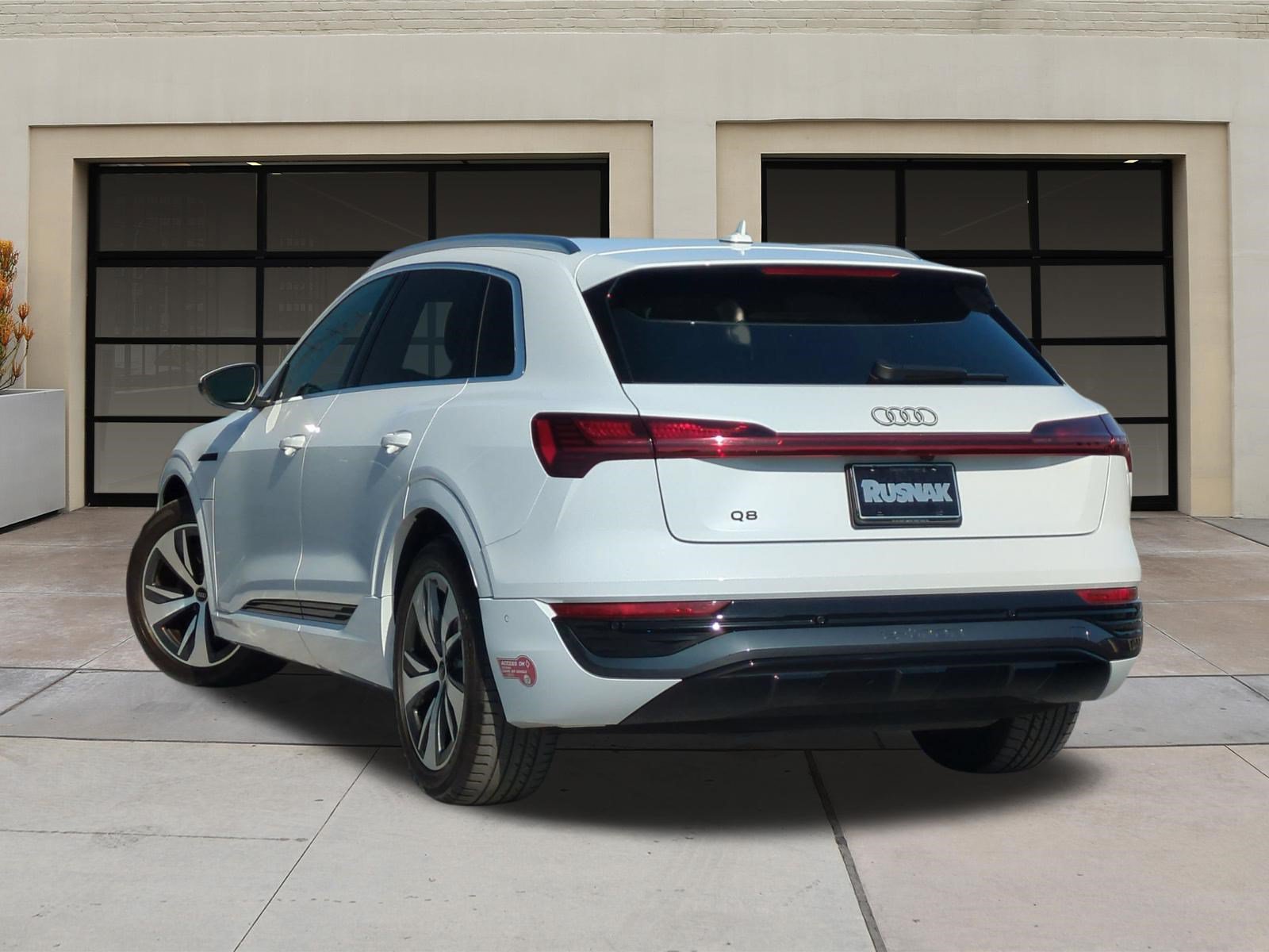 Used 2024 Audi Q8 e-tron Premium Plus AWD/4WD image 2