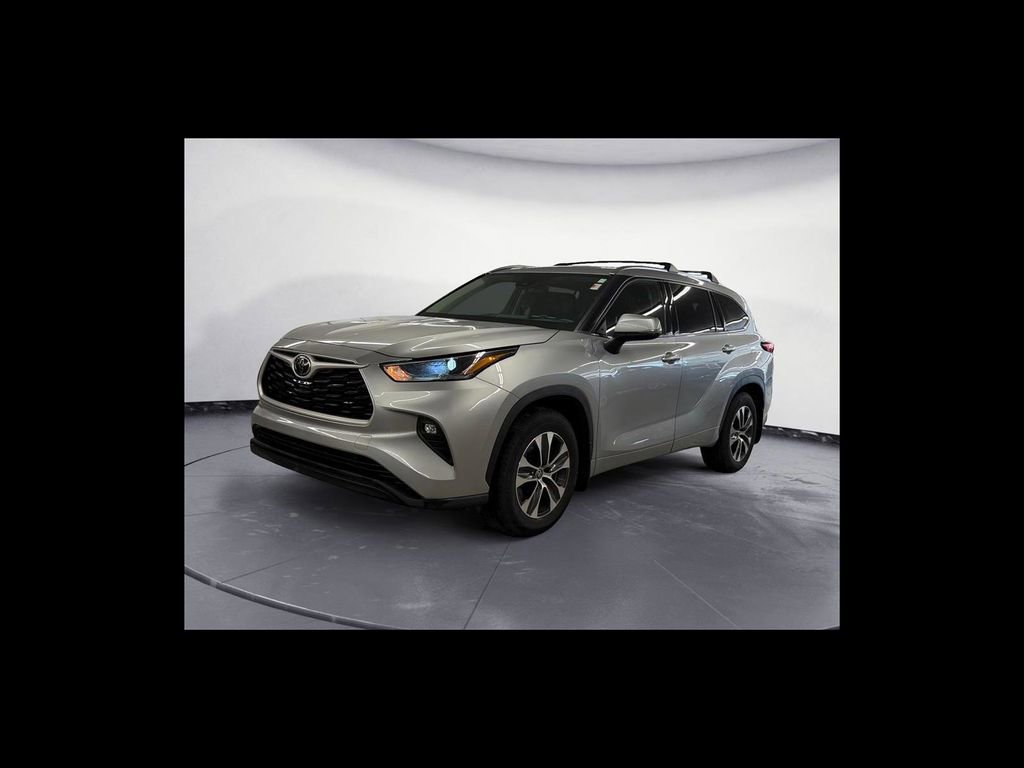 Used 2021 Toyota Highlander XLE AWD/4WD image 2