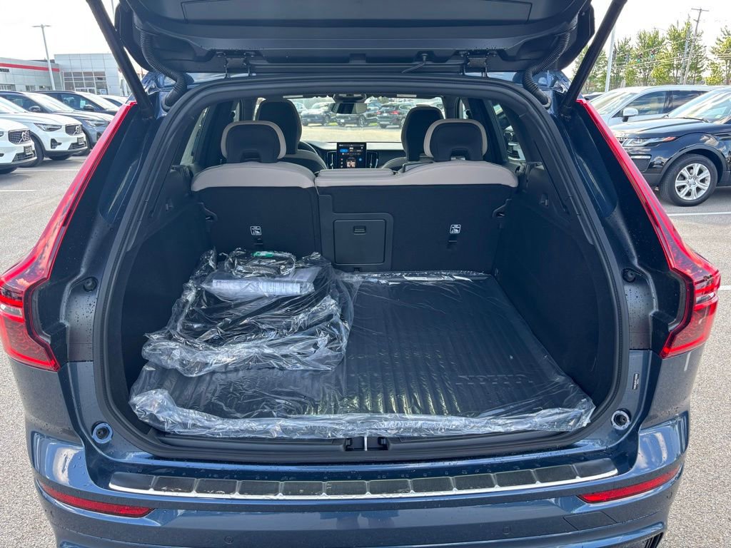 New 2026 Volvo XC60 B5 Core w/ Protection Package Premier AWD/4WD image 17
