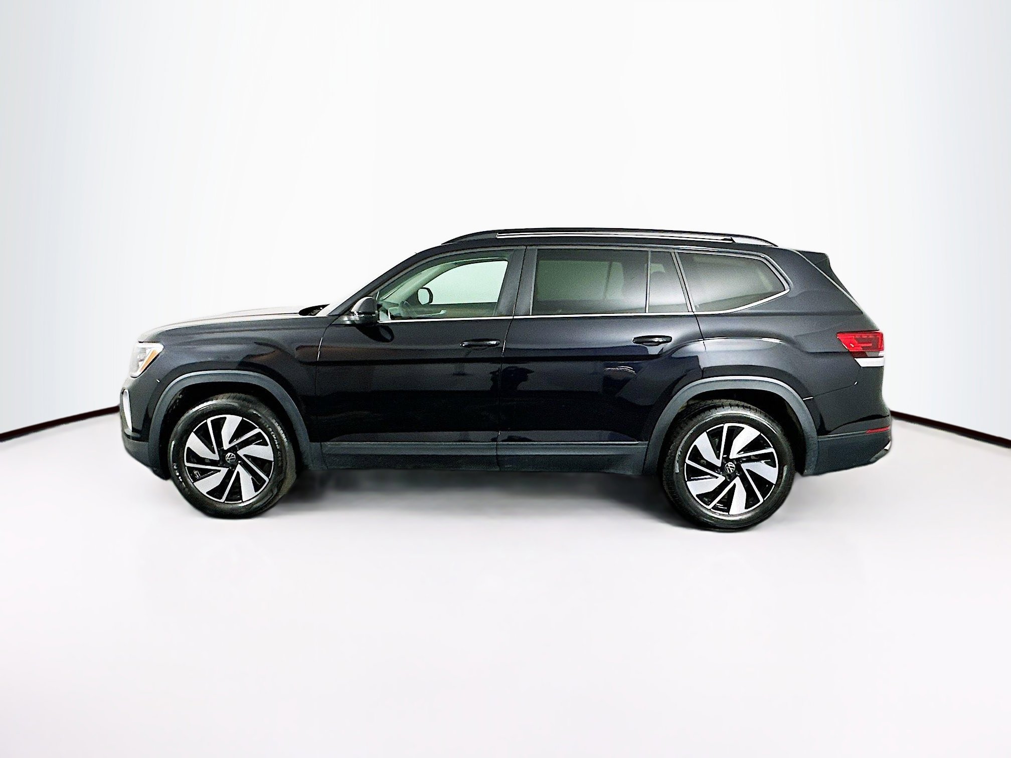 Used 2025 Volkswagen Atlas SE image 4