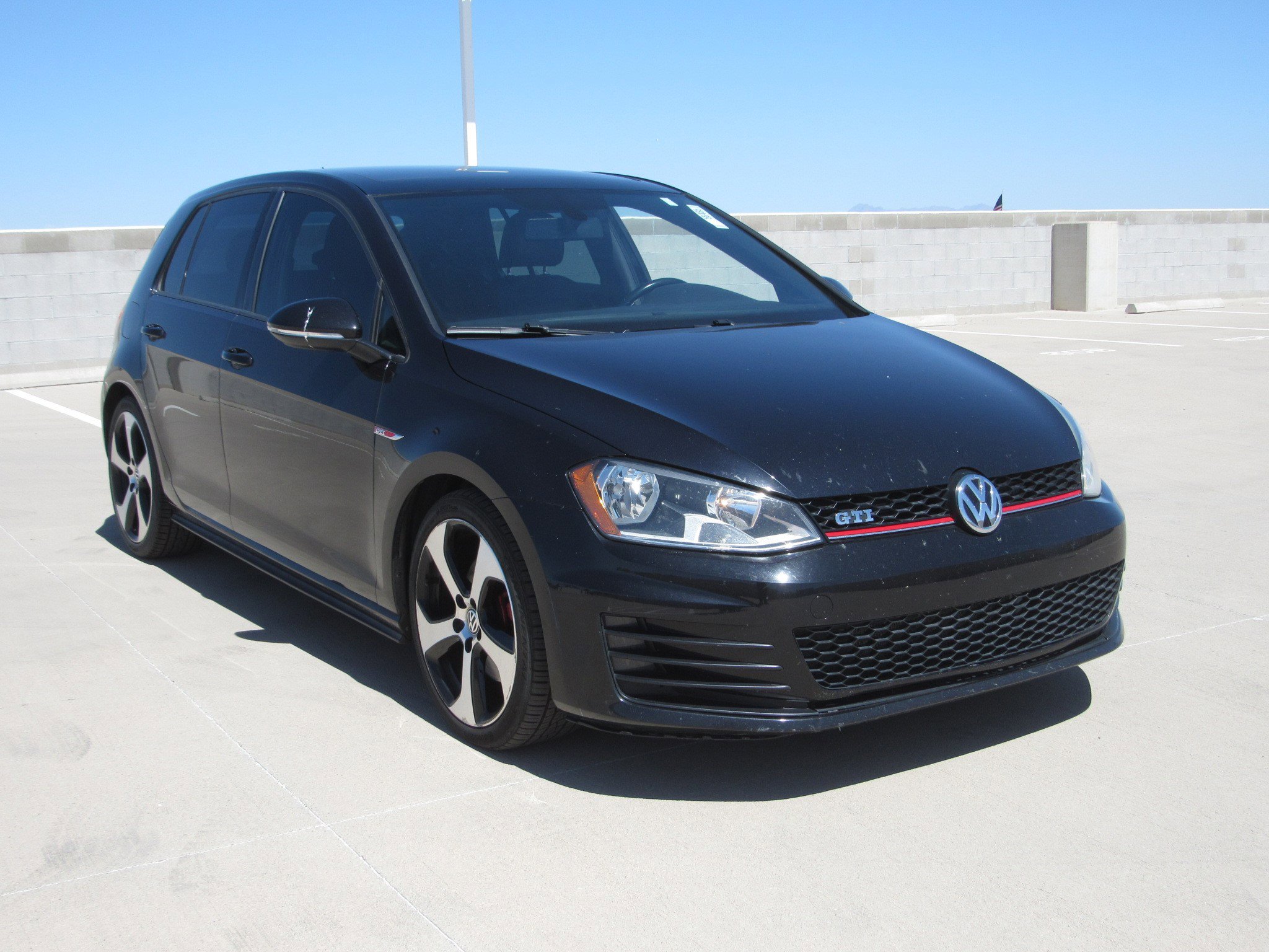 Used 2016 Volkswagen GTI SE image 2