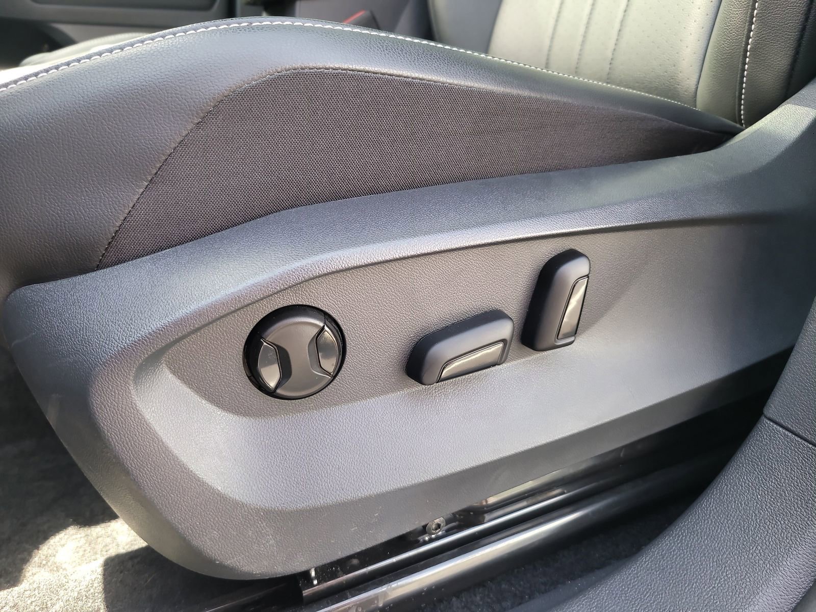 Used 2024 Volkswagen Tiguan SE R-Line image 16